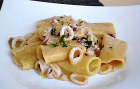 Il calamaro con patate è un piatto semplice da preparare che non richiede molti minuti di cottura, è facile da preparare. Paccheri Con Calamari E Patate Alla Amalfitana La Ricetta La Cucina Di Bacco