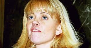 She is best known for playing sam mitchell in the bbc soap . Danniella Westbrook Knallt Gogglebox Wegen Halsen Wegen Ihrer Zusammengebrochenen Nase Nach Dem Drogenkampf Nach Welt