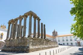 Augustus bezocht de tempel regelmatig met zijn kleinzonen om hen de standbeelden van grote romeinen in de voorhof te laten zien. Romischer Tempel In Evora Portugal 360