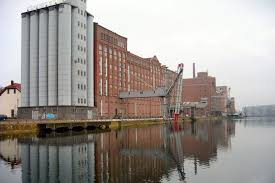 It's almost impossible to miss the inner harbour in duisburg as it is the largest inner harbour in the world. Selected De Inner Harbor Duisburg Selected De
