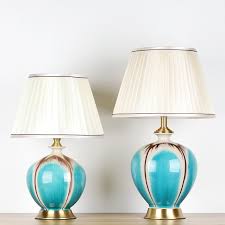Le design élégant de cette lampe de chevet en bois s'intègre parfaitement dans un intérieur de classe. Lampe De Table Moderne En Ceramique Abat Jour En Tissu Lampe De Chevet Pour Chambre