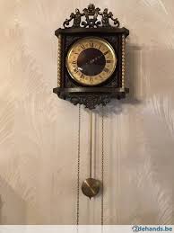 antieke opwindbare wandklok goud en hout antieke klokken antiek klok