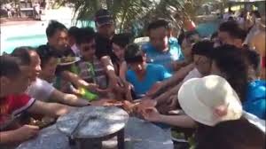 Image result for Hình ảnh nhiều người Việt Nam tranh cướp nhau khi ăn buffet