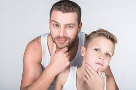 Diese letzte kindliche entwicklungsphase beginnt mit dem wachsen von schamhaaren sowie anderen geschlechtsmerkmalen und endet mit dem eintritt der geschlechtsreife. Fruhe Pubertat Bei Jungen Wie Du Damit Umgehst Netpapa