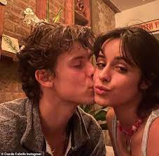 Инстаграм камила кабелло (camila cabello). Shawn Mendes Kusst Seine Freundin Camila Cabello In Einem Herzerwarmenden Instagram Schnappschuss Liebevoll Auf Die Wange Aktuelle Boulevard Nachrichten Und Fotogalerien Zu Stars Sternchen