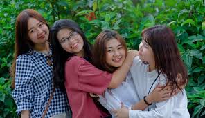 Baju couple untuk sahabat dengan bentuk yang sama hanya berbeda warna cocok untu jalan dengan sahabat atau dengan saudara kelihatan kompak. 5 Tips Couple Selfie Agar Pacar Makin Lengket
