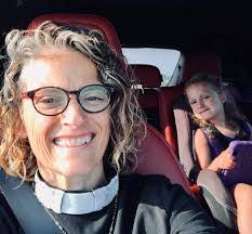 Kari Webb's Instagram, Twitter & Facebook