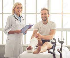 Schone Weibliche Arzt Hort Hubscher Patient Mit Gebrochenem Bein Und Notizen Wahrend Der Arbeit In Ihrem Buro Beide Schauen In Die Kamera Und Lachelnd Lizenzfreie Fotos Bilder Und Stock Fotografie Image 64005741