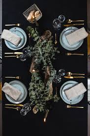 Weihnachtliche Dinner Party Der Perfekte Tisch Grun Und Gold Weihnachtstisch Weihnachten