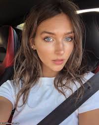 Not only does brown hair with blonde highlights look natural and warm, much like the season itself, but this cute easy hairstyle also flatters most skin tones and hair types. 27 Sexy Girls With Dark Hair Breakbrunch