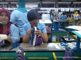 Lois wade memiliki 45 tahun pengalaman dalam bidang kerajinan tangan seperti menjahit, merenda, menyulam, kruistik, menggambar, kerajinan kertas. Kmk Global Akan Produksi Sepatu Di Salatiga