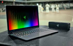 Memiliki gpu intel hd graphics 620, ditenagai oleh prosesor core i5,core i7 dan ram 8gb,16gb. Razer Gaming Laptop 3 Screens