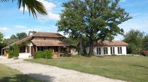 La Propriete Situee Dans Un Chemin De Campagne Tres Calme Comprend 3 Chambres 2 Salles De Bain C Sallon Salle A Manger Maisons Francaises Maison Plain Pied