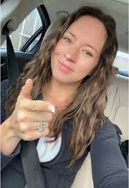 Leah Lincoln's Instagram, Twitter & Facebook