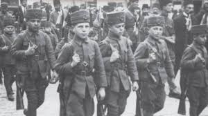 ÇANAKKALE ZAFERİ'NİN TÜRK TARİHİ AÇISINDAN ÖNEMİ NEDİR? ÇANAKKALE SAVAŞLARI  (1914-1916) Tarihte unutulmaz bir iz bırakan Çanakkale Savaşları Birinci  Dünya Savaşı içinde, tarihin en kanlı savaşları olarak bilinir. 250 bini  aşkın şehidimizin ve