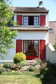 Volets Et Fenetres Battants Rouges En Bois A Lames Horizontales Volets Rouges Persienne Couleurs Maison