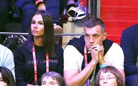 О ней не так много известно, и ее официально нет в социальных сетях. Zhena Dzyuby Mozhet Podat Na Razvod Novosti Tv Centr