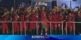 Gianni de biasi minta bantuan italia agar timnya lolos ke 16 besar piala eropa 2016. Kalahkan Perancis Portugal Juara Piala Eropa 2016 Halaman All Kompas Com
