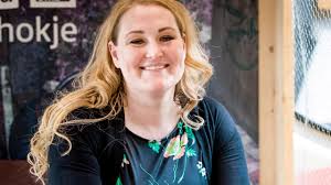 Op haar 17e meldde ze zich aan bij de lokale omroep radio rondevenen (anno 2017 bekend als rtv ronde venen). Nieuwslezer Hannelore Zwitserlood Schrijft Boek Nu Het Laatste Nieuws Het Eerst Op Nu Nl