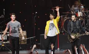 The jonas brothers chat to jamie & amanda about all things new music, married life, and giving the cutest sibling advice to our younger listeners! Jonas Brothers Reunite Joe Performs With Dnce For Dad S Restaurant Opening Ibtimes India