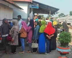 Antaranya ialah astronomi, geografi, dan matematik. Saat Penumpang Kereta Berhamburan Keluar Untuk Sholat Halaman All Kompasiana Com