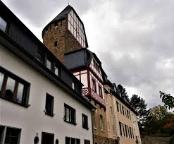 Die schönsten ferienunterkünfte zum besten preis, ihren perfekten urlaub finden! Ahrweiler Der Schlosschenturm Im Perspektivwechsel Foto Bild Architektur Deutschland Europe Bilder Auf Fotocommunity