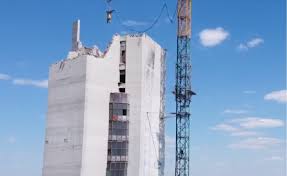 Cel mai inalt varf al carpatilor se gaseste pe teritoriul slovaciei, in masivul tatra si masoara 2655 de metri. Èiriac RidicÄ Bloc De 80 De Etaje In Locul Unui Turn Simbol Al Capitalei