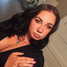 Zoe Tucker's Instagram, Twitter & Facebook