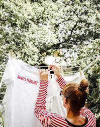 Das kleidungsstück kann mit der richtigen pflege wieder aussehen wie neu. Sonnencreme Flecken Entfernen Tipps Gegen Gelbe Rander An Weissen T Shirts