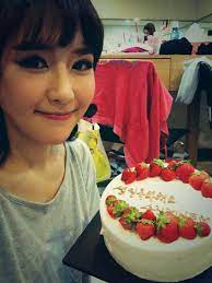 Surpries kue ultah dari sarah menzel sang kekasih. Sone Bogor Sobo A Twitter Photo Kakak Perempuan Sooyoung Dengan Kue Ultah Nya Http T Co Xpoqsfpqms