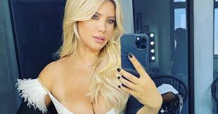 Leggi anche>wanda nara caliente col seno al vento davanti allo specchio. Wanda Nara Supera Il Battibecco Con La Littizzetto E Posta Una Foto Nuda Sotto La Doccia Il Fatto Quotidiano