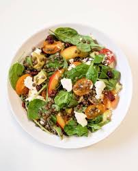 Une Recette De Salade De Lentilles Vertes Originale A Base De Chevre Mi Sec Nectarine Avocat Et Cranberr Salade De Lentilles Salades Composees Recette Salade