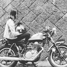 目に見えるものや現象にこだわらないこと 人は人 自分は自分と 考える勇気 sr sr400 sr500 yamaha yamahaが美しい カフェレーサー レトロ クラシック バイク女子 motorcyclegirl オヤスミナサイ ポー クラシックバイク カフェレーサー バイク 女子