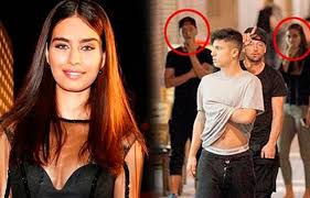 Mesut özil'in amine gülşe'yle evlilik hazırlığı yaptığını öğrenen eski aşkı mandy capristo, soluğu i̇ngiltere'de aldı. Amine Gulse Den Mesut Ozil E Yasak