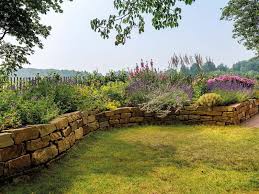 Landgarten Trockenmauer Aus Natursteinen In 2020 Garten Gartengestaltung Landgarten