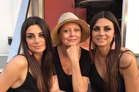 Serena enardu si racconta a verissimo e svela la volontà di sposare pago. Uomini E Donne Elga E Serena Enardu In Un Film Con Susan Saradon News Cronaca
