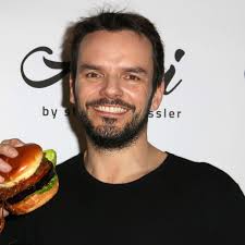 Moin bei steffen henssler, hier erfahren sie alles über steffen, seine restaurants, tourdaten, tv show, kochkurse moin bei steffen henssler! Koln Tv Koch Steffen Henssler Eroffnet Restaurant In Koln