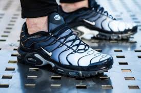 Http Sneakerscartel Com The Nike Air Max Plus Gets A Navy Fade Upper Sneakers Shoes Kicks Jordan Lebron Nba Nike Air Max Nike Air Nike Air Max Plus