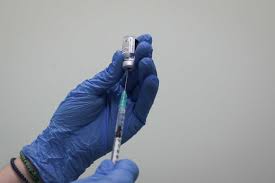 Οι πολίτες που θα λάβουν το εμβόλιο της astrazeneca και σε άλλα όσοι κάνουν το εμβόλιο της pfizer. Koronoios Embolio Pote Kleinoyn Ranteboy Oi Omades 60 Ws 64 Kai 75 Ws 79 Etwn