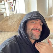 Así es la casa de Dani Mateo en Madrid: moderna, acogedora y con jardincito  con piscina // CON VÍDEO