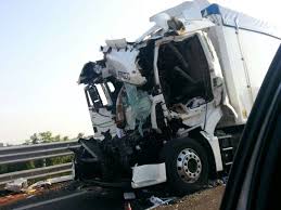 Il terribile incidente in provincia di piacenza ha coinvolto un trattore e una moto. Tamponamento Tra Due Tir In Autostrada Muore Un Uomo