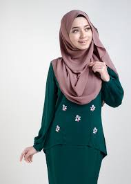 Jika kamu mendambakan tema pernikahan rustic, tentu hijau akan ada di warna tema pernikahan kamu. Kain Hijau Emerald