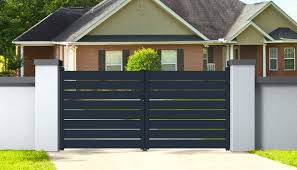 Le Portail Easysize S Adapte A La Largeur De Votre Entree Grace A Ses Lames Recoupables Existe En Version 3 5 M Portail Aluminium Portail Portail Coulissant