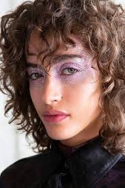 Es ist meistens trockener und verknotet schneller als glattes haar, daher musst du beim waschen, pflegen und. Frisuren Trends Das Sind 2020 Besten Haarstylings Fur Locken