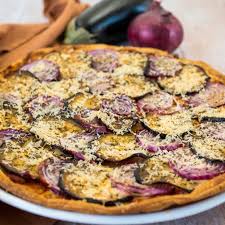 Tarte Fine A L Aubergine Oignon Rouge Et Parmesan La Cerise Sur Le Maillot Recette Tarte Aubergine Alimentation Aubergine