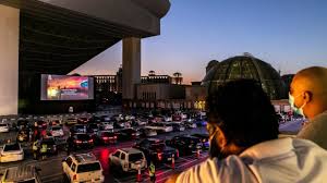 دبي تعلن إطلاق تجربة سينما السيارات على سطح مول الإمارات عصري نت