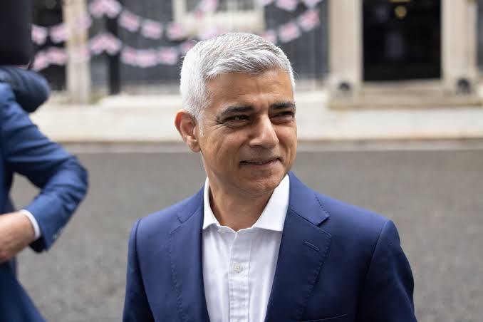 London Mayor Khan Says New Planning Rules to Boost Housebuilding - Bloomberg