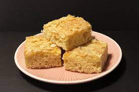 Backpulver3 ei(er)150 g butter3 el milch140 g mandelblättchen zubereitung maßeinheit für diesen schnellen kuchen ist der sahnebecher. Buttermandelkuchen Rezept Zitronentortchen