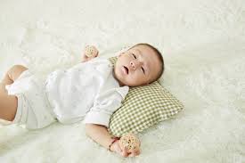 Bahan satin yang licin tidak akan merusak rambutmu saat tidur. 8 Jenis Bantal Bayi Yang Aman Digunakan Anak Usia Di Bawah 1 Tahun Bukareview