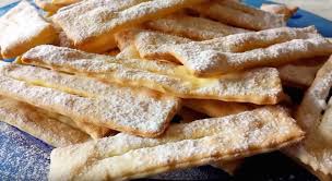 Le chiacchiere al cioccolato sono la variante, se possibile ancora più golosa, delle classiche chiacchiere. Chiacchiere Di Carnevale Ricette Chiacchere Fritte O Al Forno Al Miele